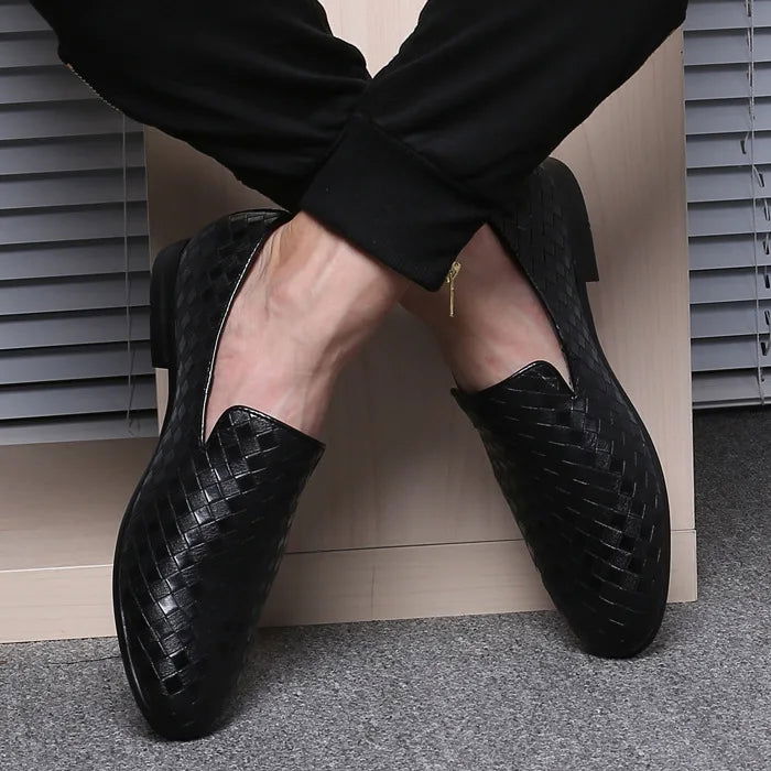 Vue de dessus des mocassins en cuir tressé noir