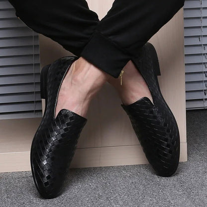 Vue de dessus des mocassins en cuir tressé noir