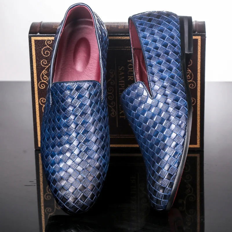 Vue de côté des mocassins en cuir tressé noir