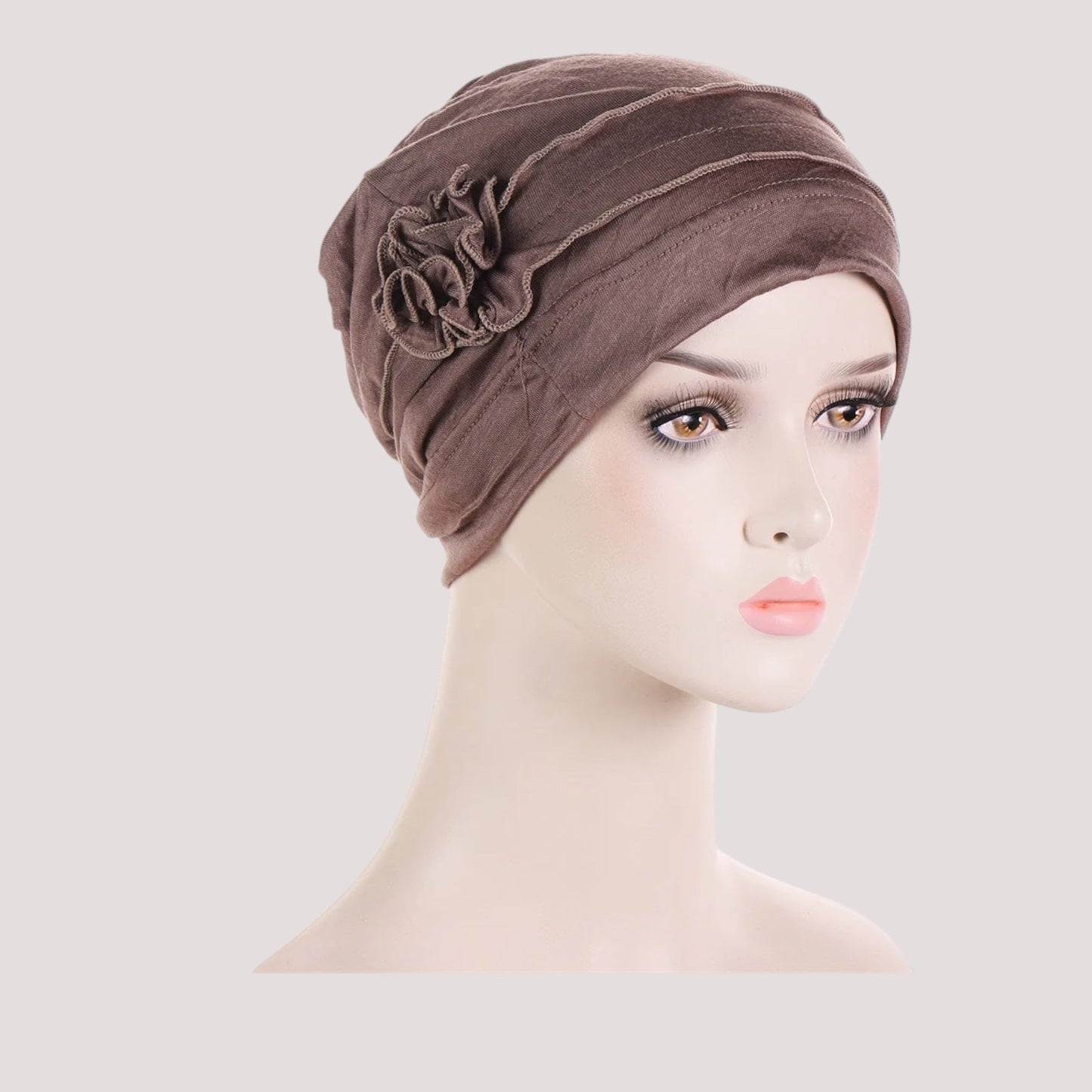 Bonnet marron moderne porté par une femme