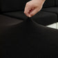 Housse noire extensible couvrant un coussin de canapé