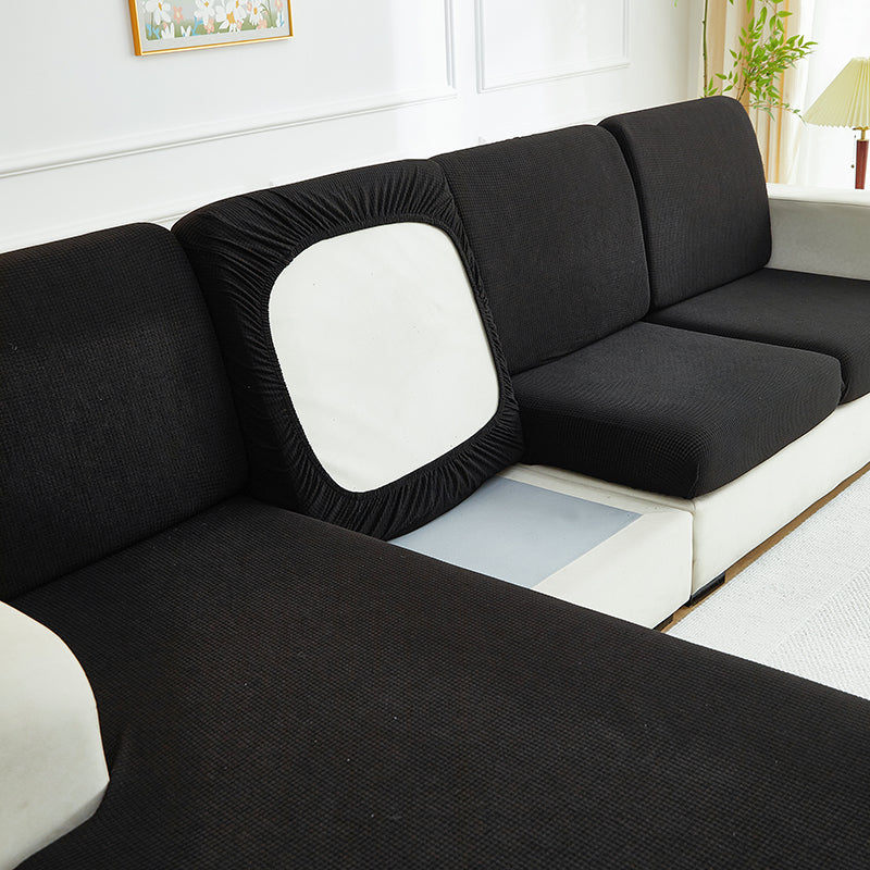 Vue latérale d'une housse noire sur un coussin