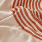 Motifs tissés en relief sur jeté de canapé bohème