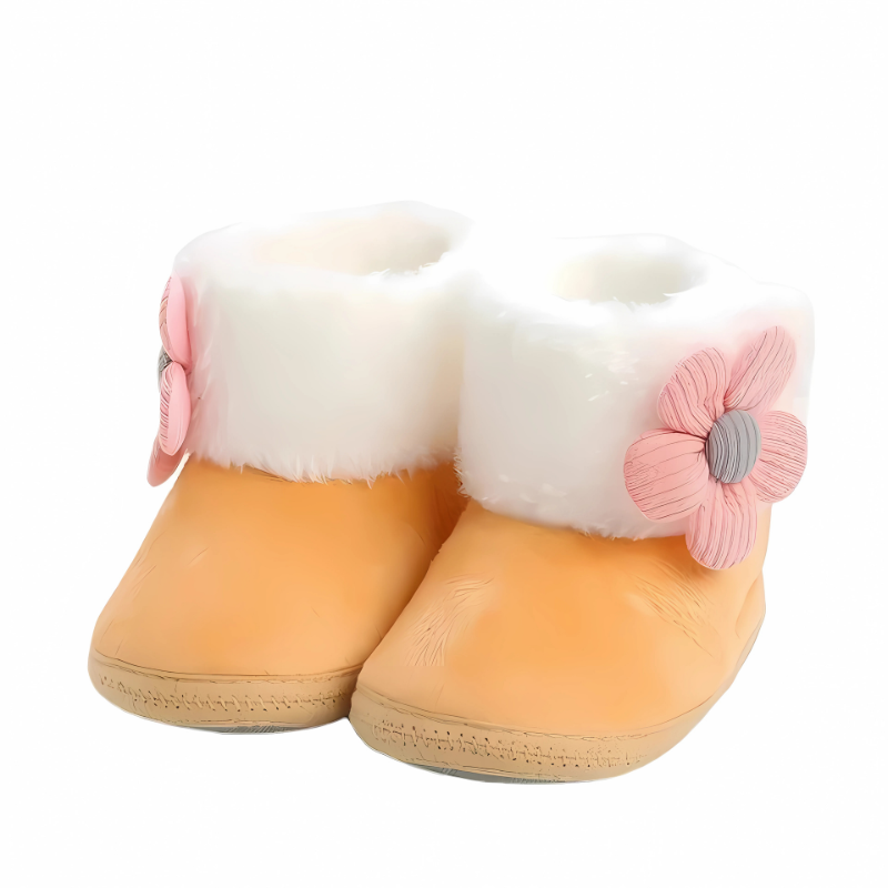 Chaussures bébé moelleuses couleur orange sur fond blanc