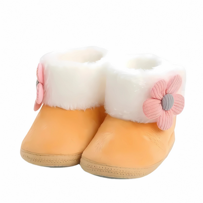 Chaussures bébé moelleuses couleur orange sur fond blanc