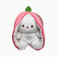 Peluche lapin veilleuse rose, éclairée dans une chambre sombre