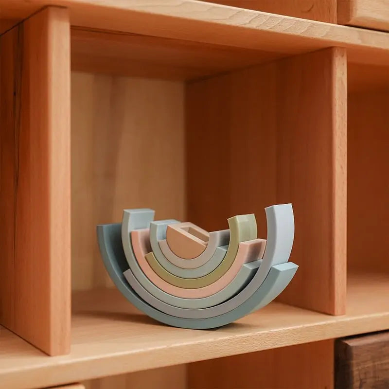 Arcs de cercle pastel en bois disposés sur une table