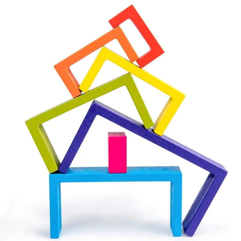 Enfant jouant avec des blocs arc-en-ciel en bois sur un tapis