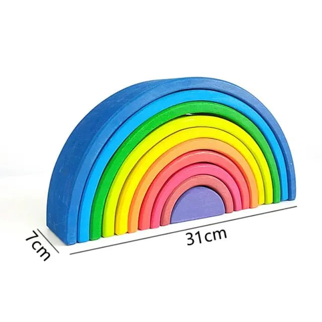 Enfant concentré construisant avec des blocs pastel en bois