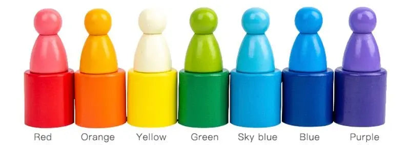Main d'enfant ajustant des blocs de construction colorés