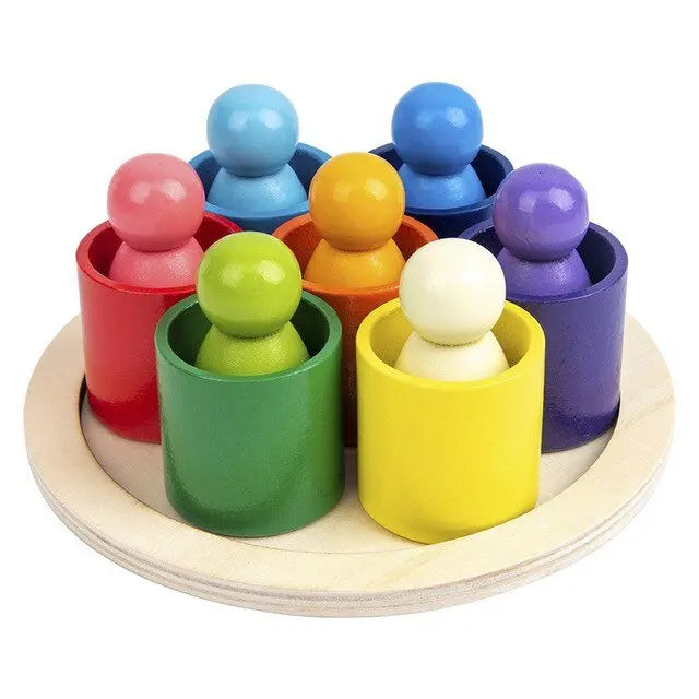 Main ajustant des blocs pastel, montrant l'interaction parent-enfant