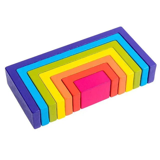 Blocs pastel en bois, disposés en arc sur un fond neutre