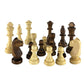 Ensemble de pièces d'échecs en bois sur fond neutre