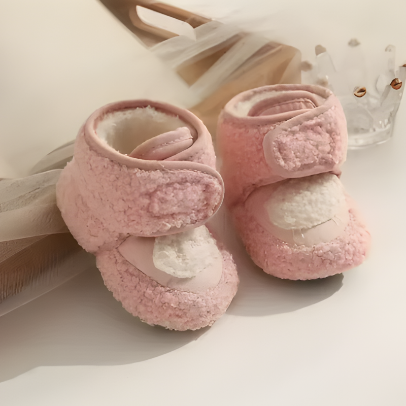 Chaussons bébé roses en polaire pour premiers pas
