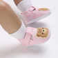 Chaussures bébé roses avec zone de talon rembourrée pour confort
