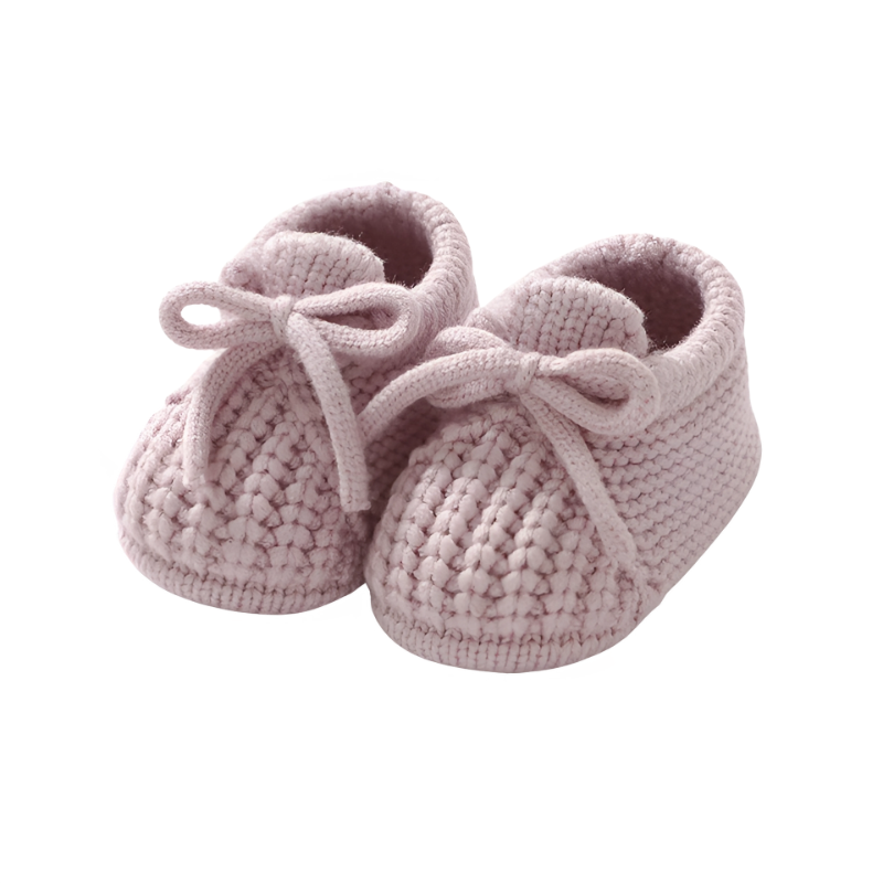 Chaussons bébé en maille rose, style fait main