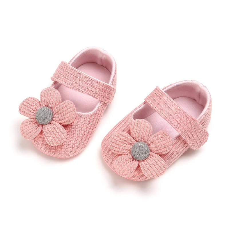 Chaussures bébé roses ornées de motifs floraux