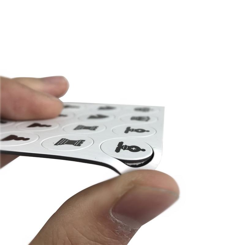 Pièces d'échecs magnétiques sur un plateau compact
