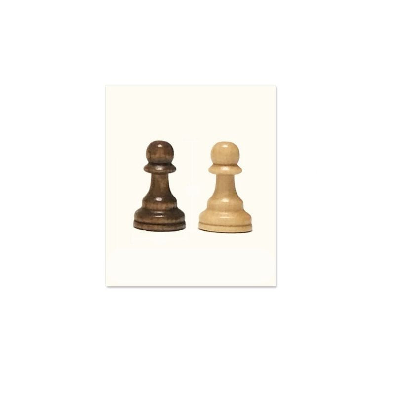 Pions d'échecs en bois montrant leur base en feutre