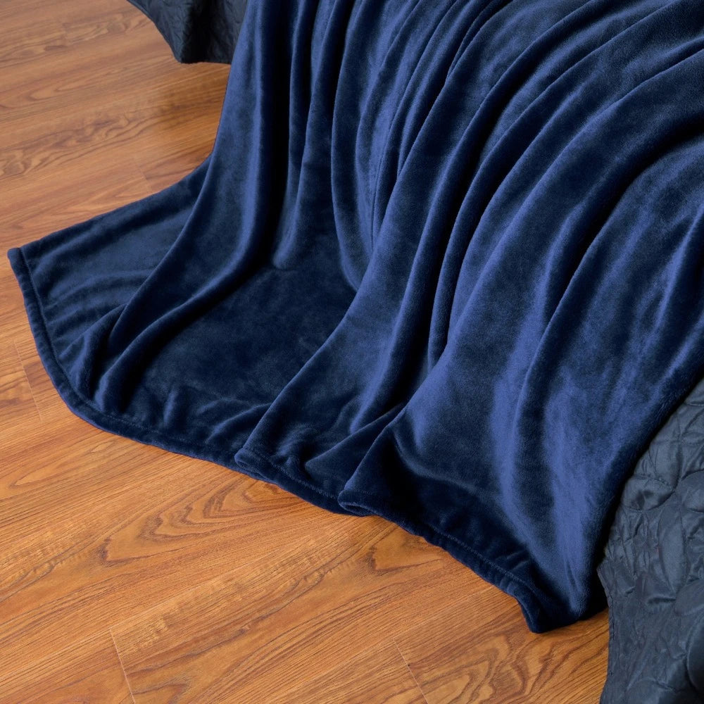 Plaid décoratif bleu ajoutant une touche moderne