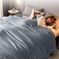 Plaid décoratif gris élégant dans un intérieur moderne