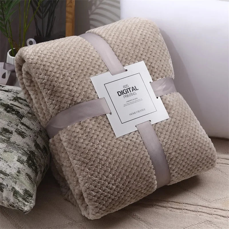 Plaid en velours doux et raffiné posé sur un fauteuil