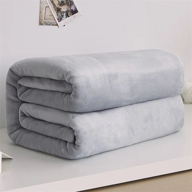 Gros plan sur la texture moelleuse d'un plaid gris