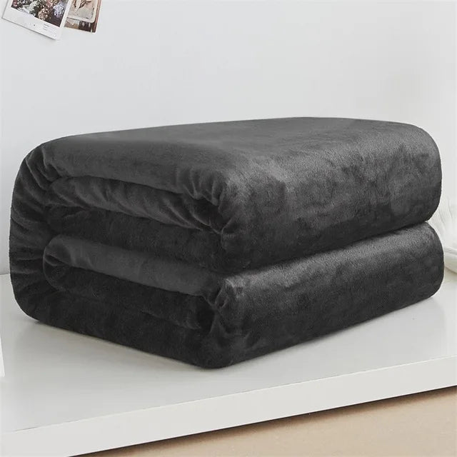 Gros plan sur la texture douce du plaid noir moelleux