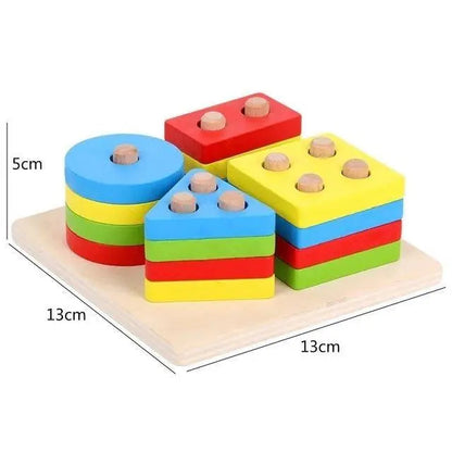 Enfant manipulant des formes géométriques sur un plateau éducatif