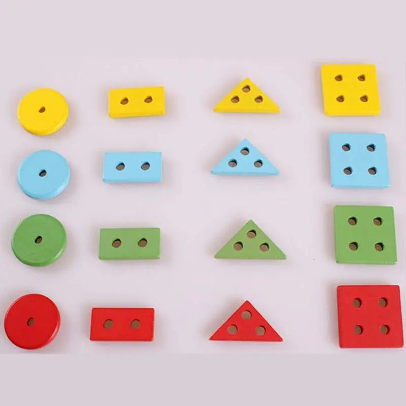 Pièces en bois multicolores prêtes à être encastrées sur le plateau