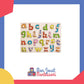 Enfant jouant avec un tableau éducatif de lettres minuscules