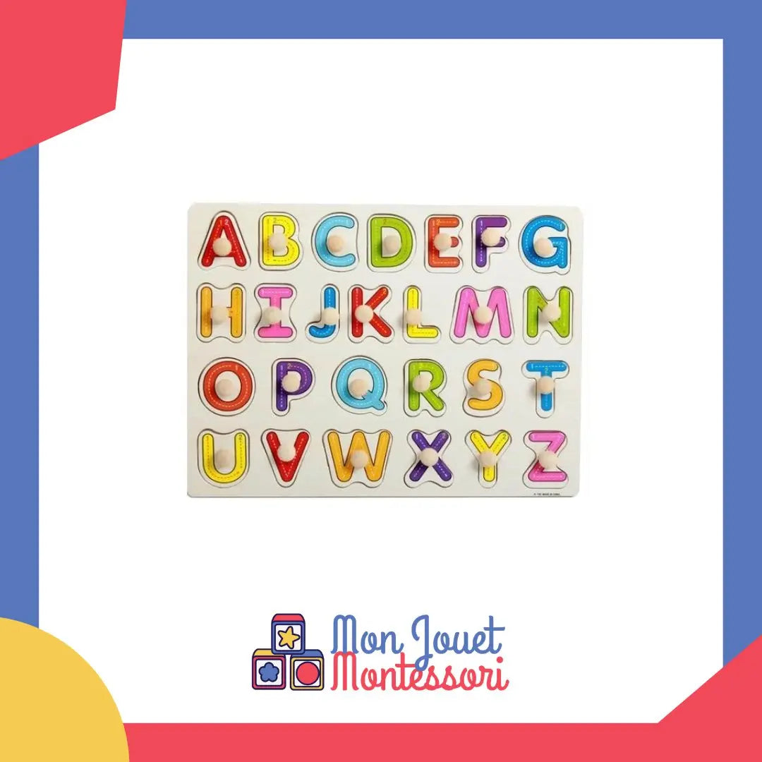 Enfant jouant avec un puzzle alphabet en bois sur une table