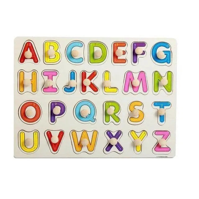 Gros plan sur des lettres de l'alphabet en bois coloré