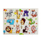 Enfants jouant avec un puzzle animalier en bois