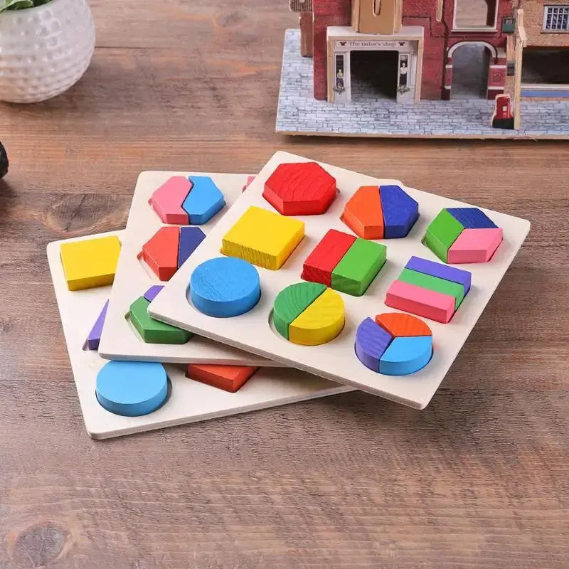 Gros plan sur des pièces de puzzle en bois colorées