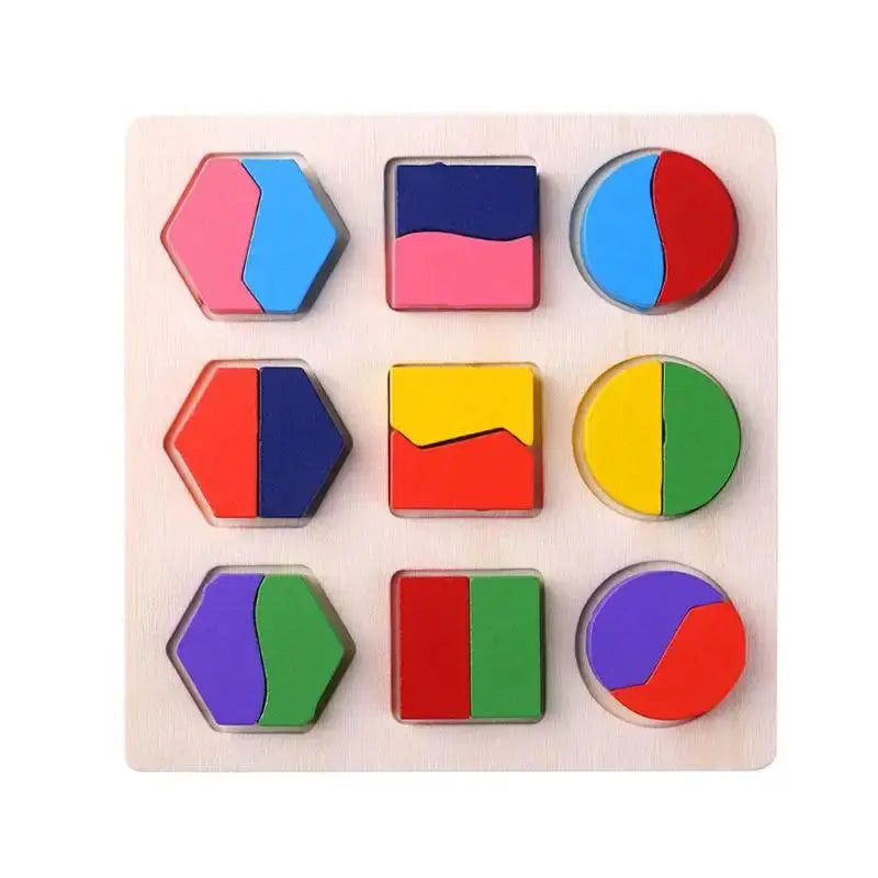 Pièces de puzzle en bois disposées sur une table