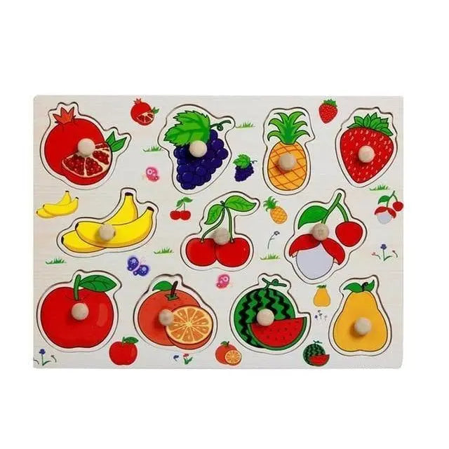 Enfant jouant avec un puzzle de fruits sur un plateau en bois