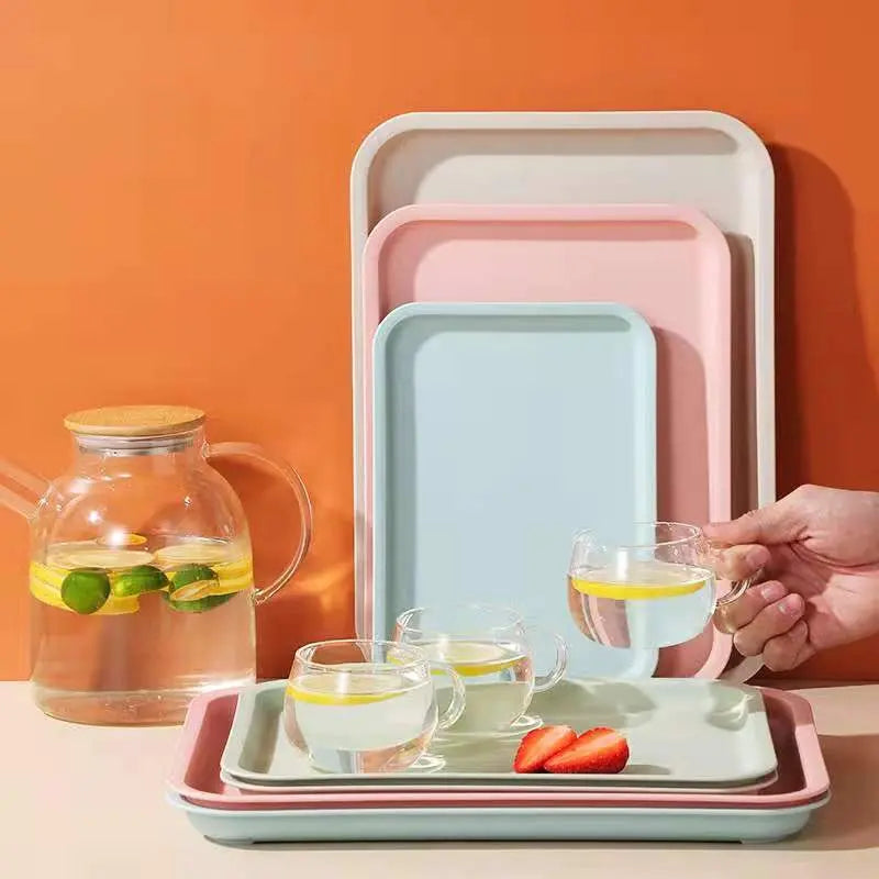 Enfant utilisant un plateau Montessori pour couper des fruits