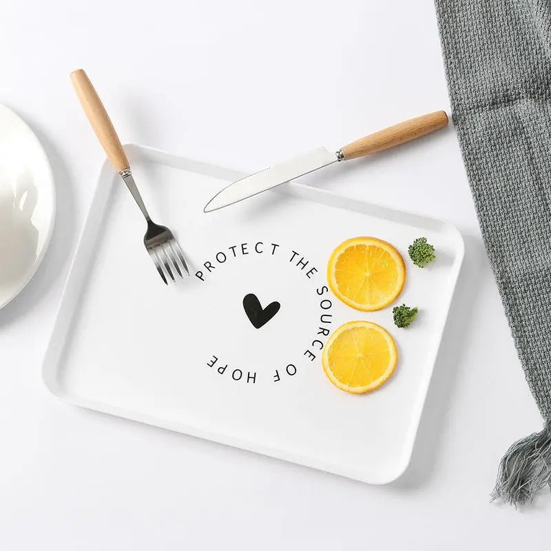 Vue détaillée d'un plateau Montessori avec éléments de cuisine