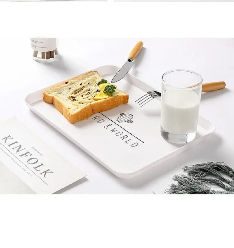 Enfant explorant des activités culinaires sur un plateau Montessori
