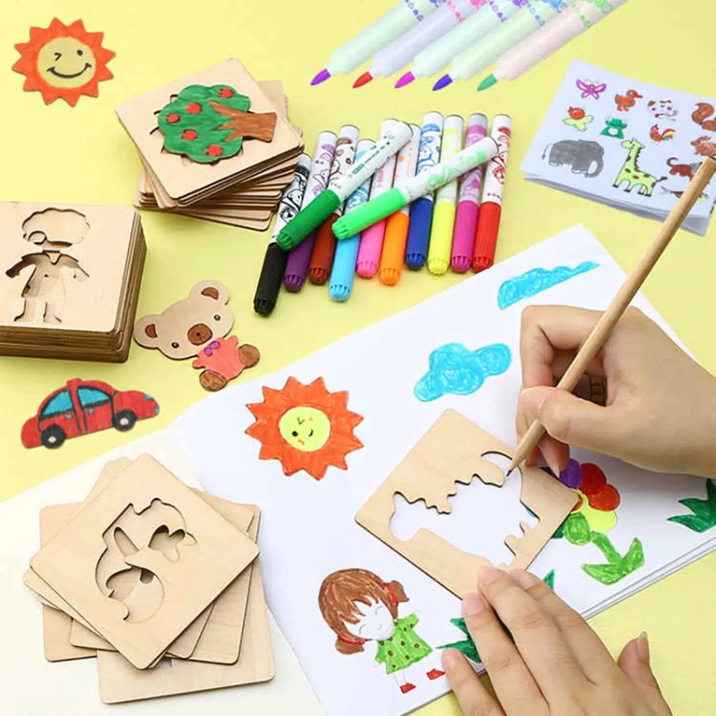 Enfant utilisant un pochoir en bois pour dessiner