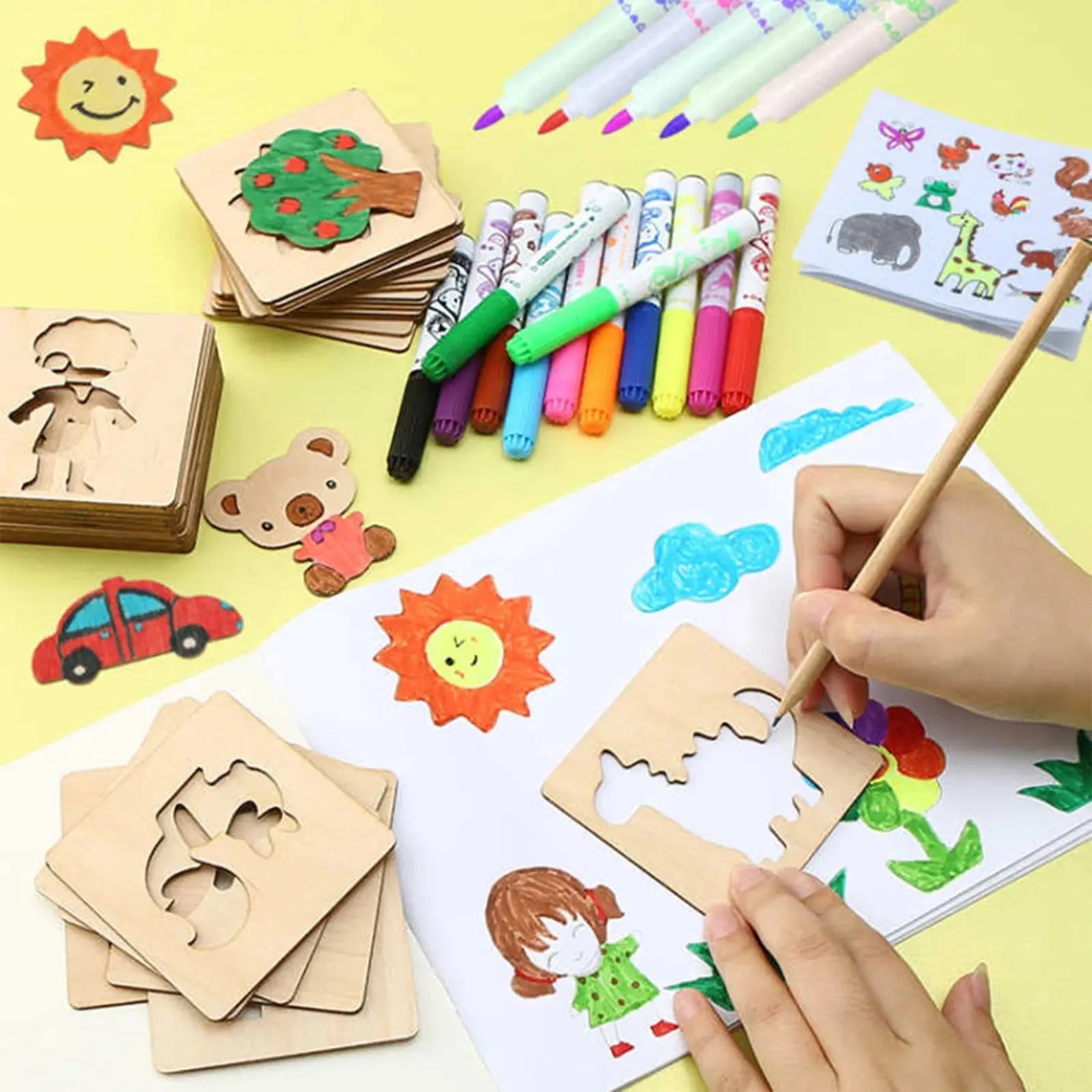 Enfant utilisant un pochoir en bois pour dessiner