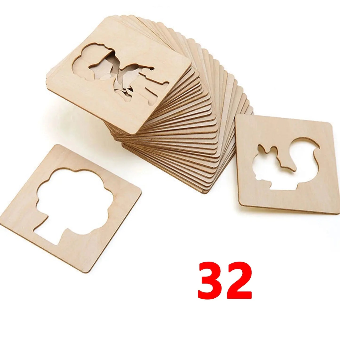 Pochoirs en bois disposés en cercle sur une table
