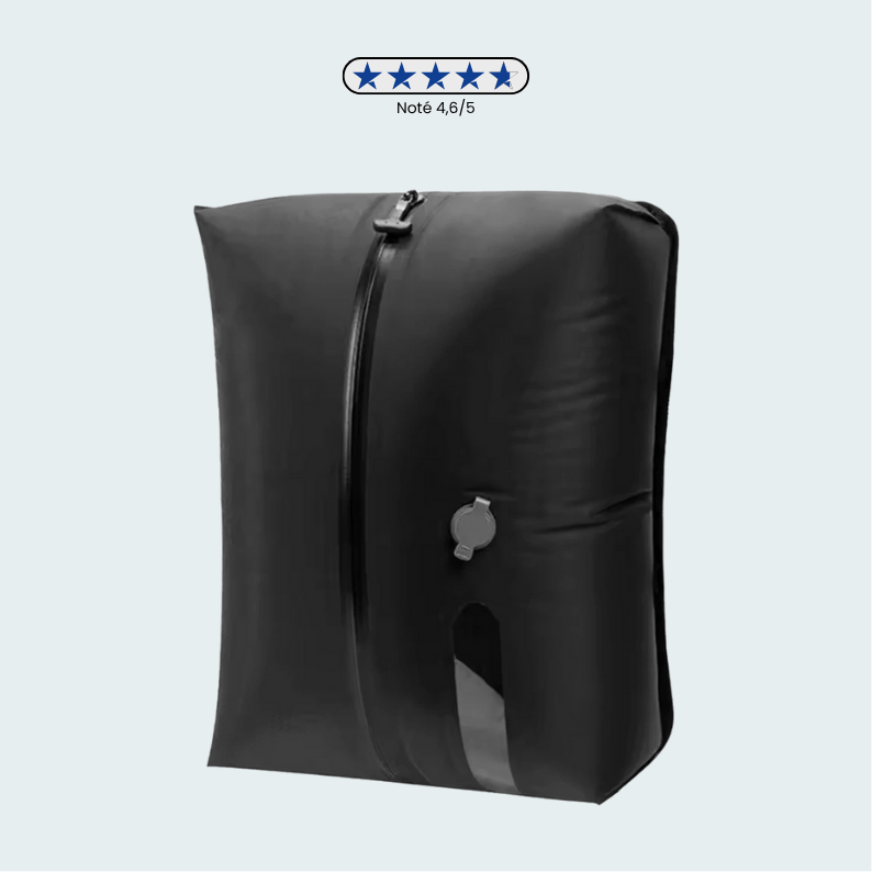 Vue d'ensemble du sac de compression posé sur une valise