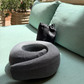 Homme utilisant un coussin de voyage dans un avion