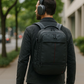 Homme utilisant une mini pompe à air portable en extérieur