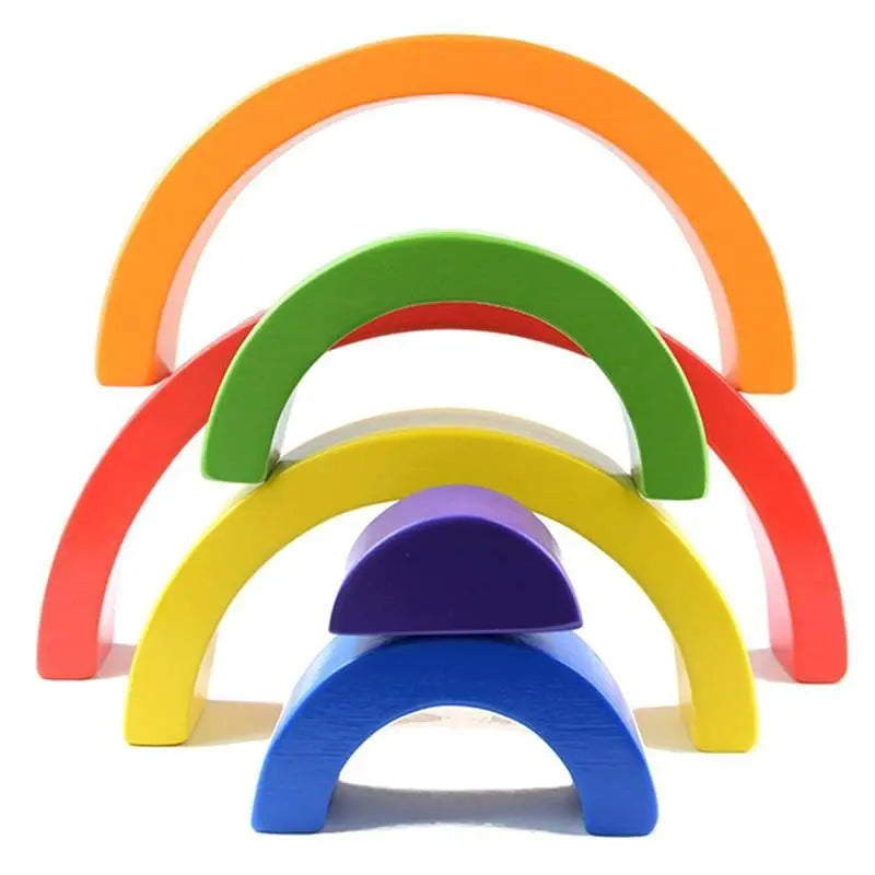 Enfant jouant avec le puzzle arc-en-ciel en bois