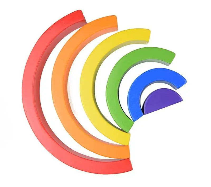 Arcs colorés en bois disposés sur une table
