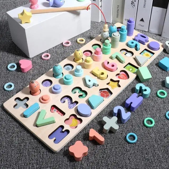 Enfant jouant avec un puzzle éducatif en bois