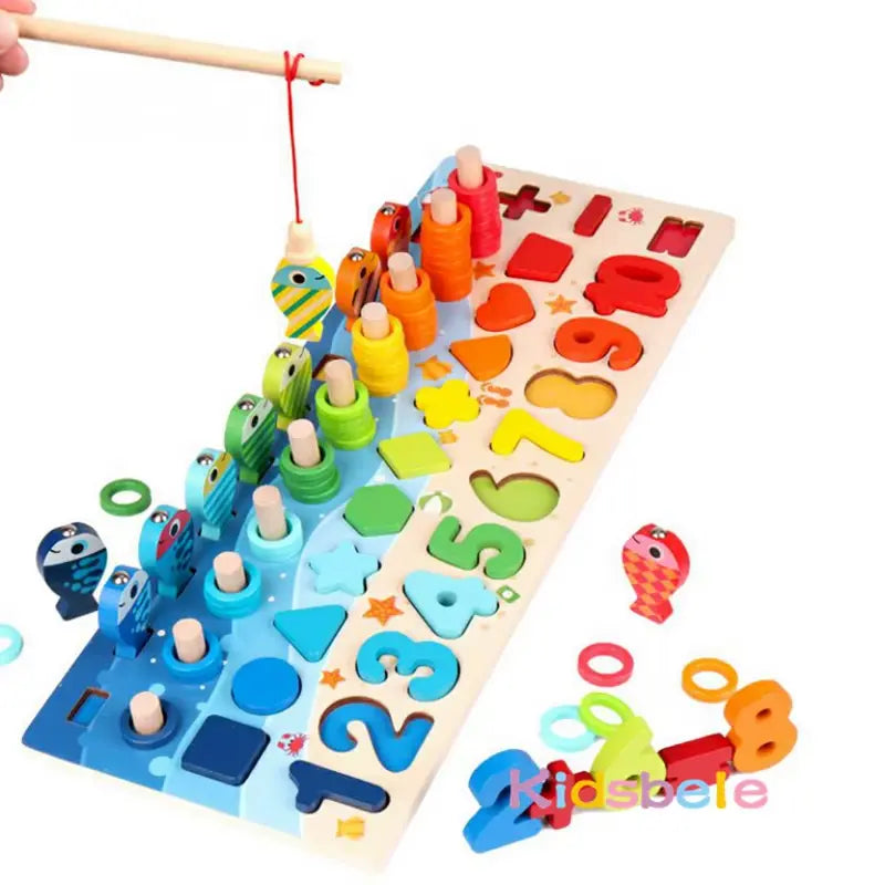 Enfant jouant avec un puzzle Montessori en bois, formes variées